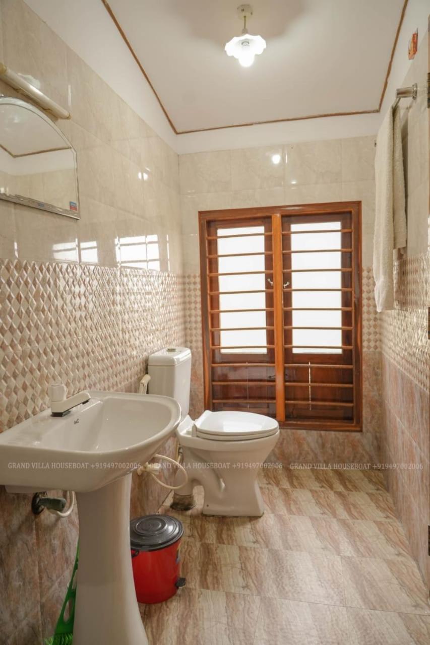Grand Villa Houseboat Кумараком Екстер'єр фото