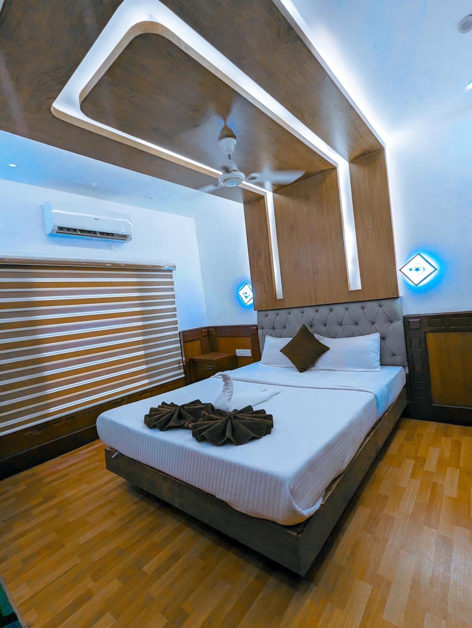 Grand Villa Houseboat Кумараком Екстер'єр фото