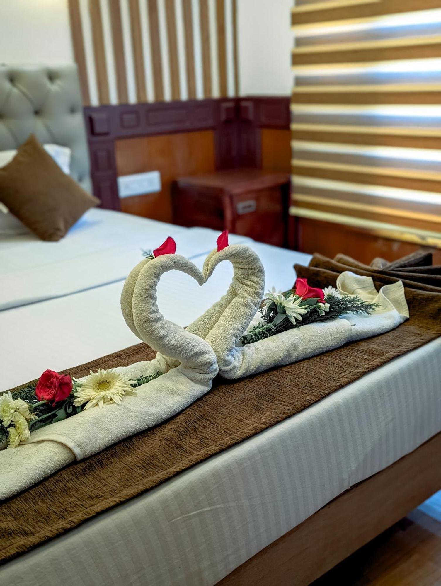 Grand Villa Houseboat Кумараком Екстер'єр фото